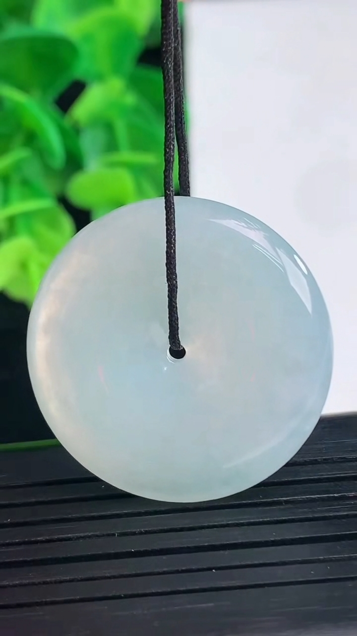 天然A货翡翠平安扣吊坠尺寸30-5.5重量:10.89g
4月10日