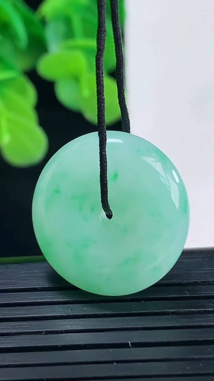 天然A货翡翠平安扣吊坠尺寸21.8-6.1重量:6.46g
4月10日