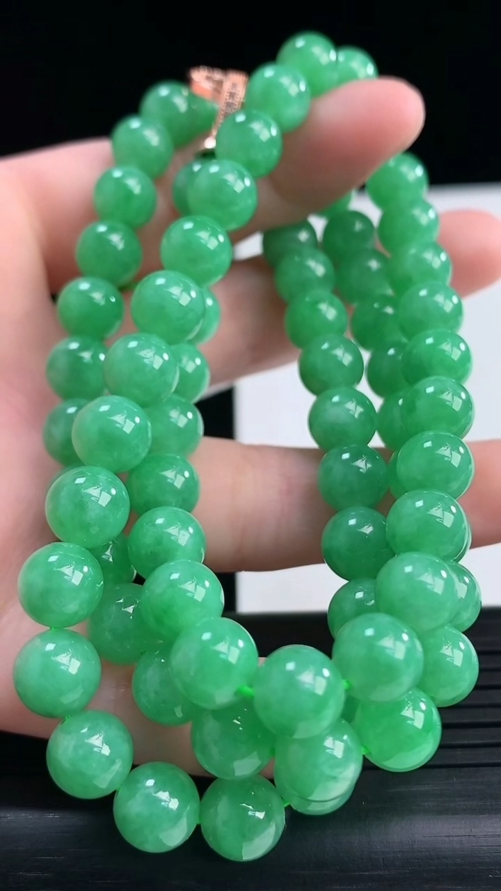 天然A货翡翠圆珠项链尺寸7.8-73颗重量:66.35g
4月10日
