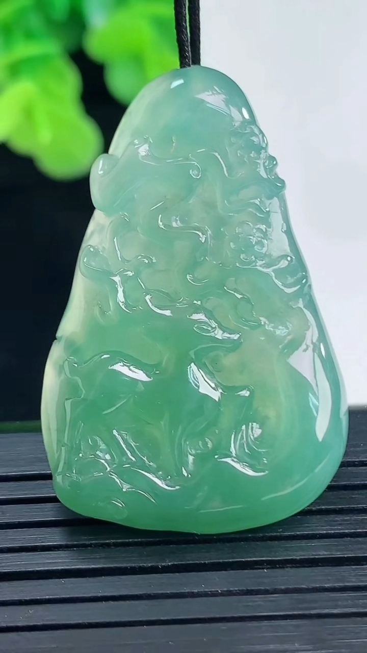 天然A货翡翠梅花鹿吊坠尺寸38.1-24.7-5.9重量:11.14g
4月10日