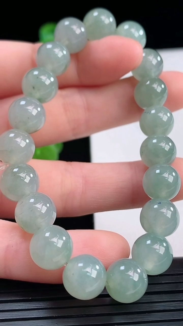 天然A货翡翠飘花圆珠手串尺寸9.5-19颗重量:31.36g4月10日
工厂直销收藏佳品,种好水足，