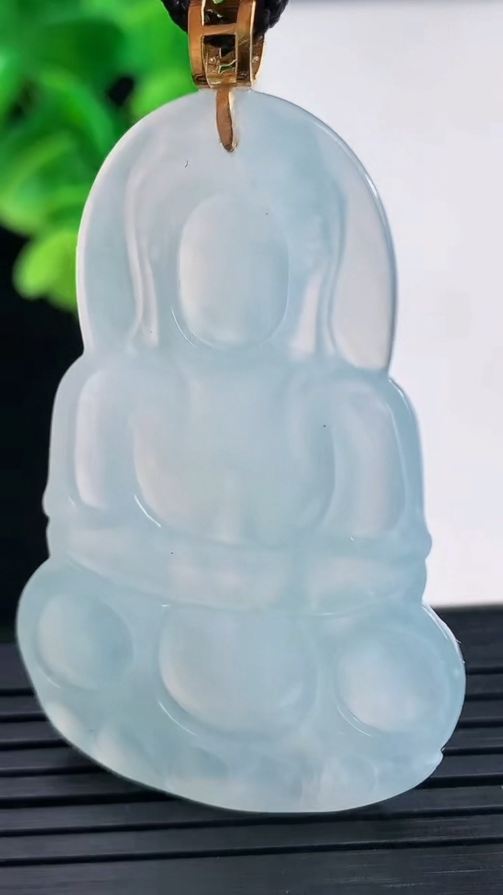 天然A货翡翠观音菩萨吊坠尺寸48.5-31.9-4.6重量:13.71g
4月10日