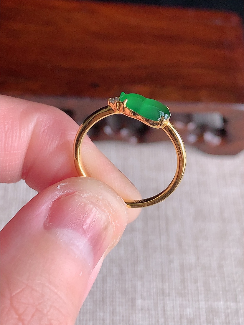 天然A货翡翠18K金镶嵌阳绿葫芦戒指 圈口16裸石
尺寸8-5mm 重量1.80g 0409