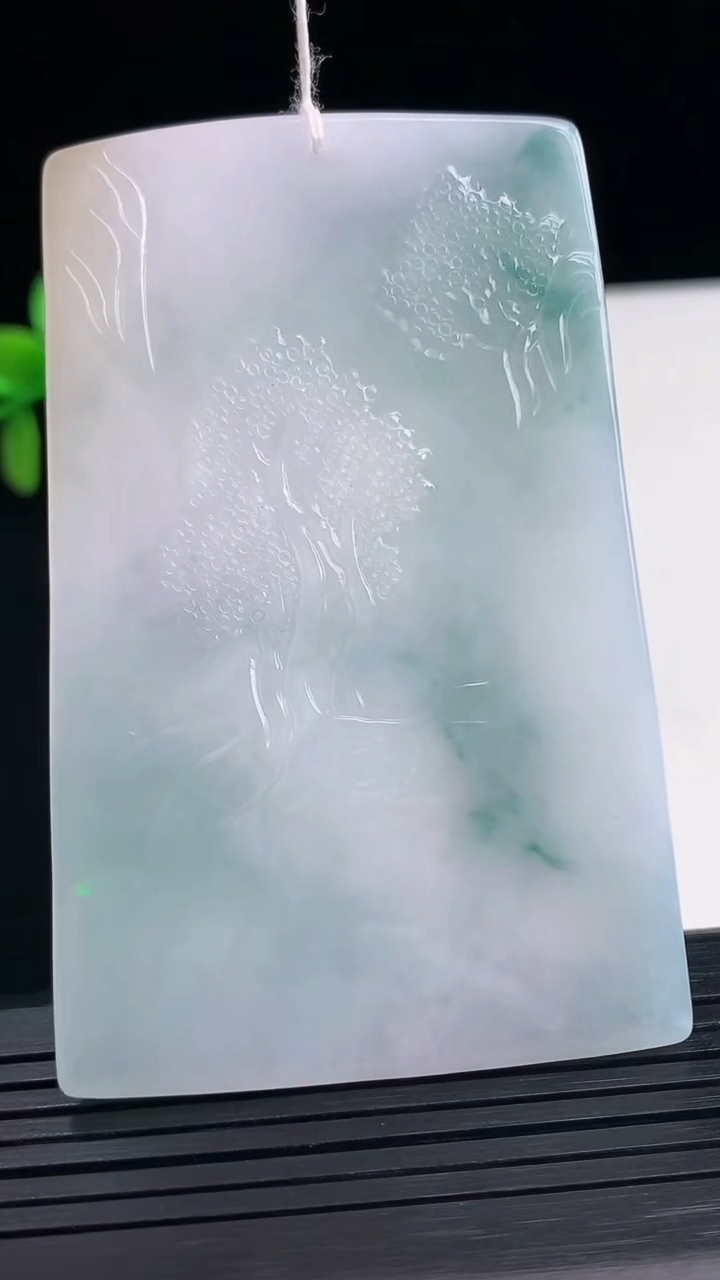 天然A货翡翠飘花观音菩萨吊坠尺寸70.2-45.7-5重量:45.96g
4月10日