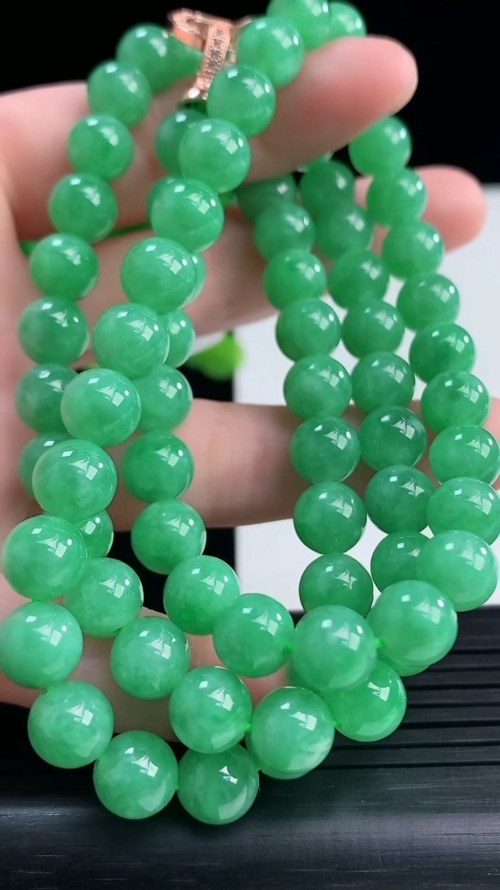 天然A货翡翠圆珠项链尺寸7.8-73颗重量:66.35g
4月10日