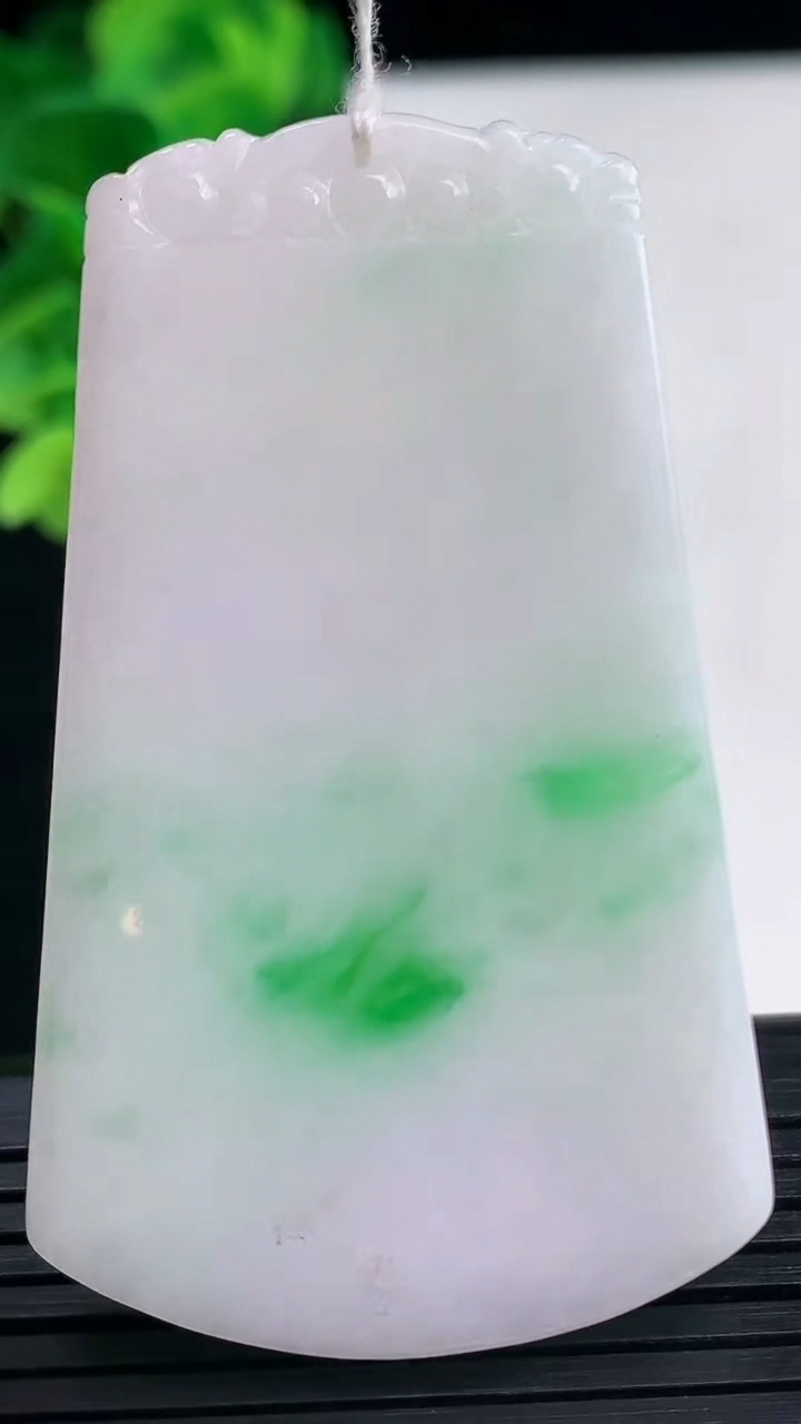 天然A货翡翠无事牌吊坠尺寸54.7-33.1-6.4重量:34.34g
4月10日