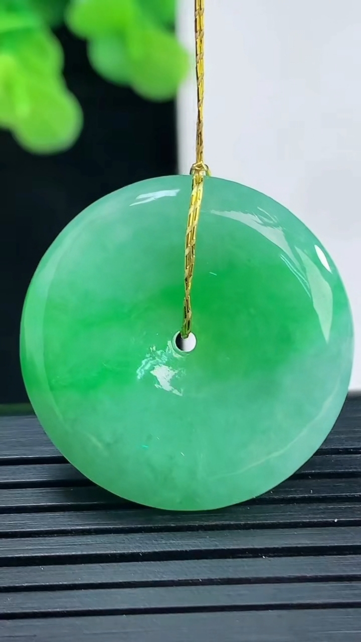 天然A货翡翠平安扣吊坠尺寸26.6-5.8重量:9.22g
4月10日