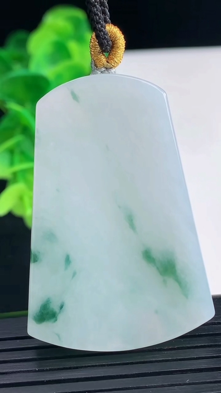 天然A货翡翠飘花无事牌吊坠尺寸47.4-32.7-5.7重量:25.34g
4月10日