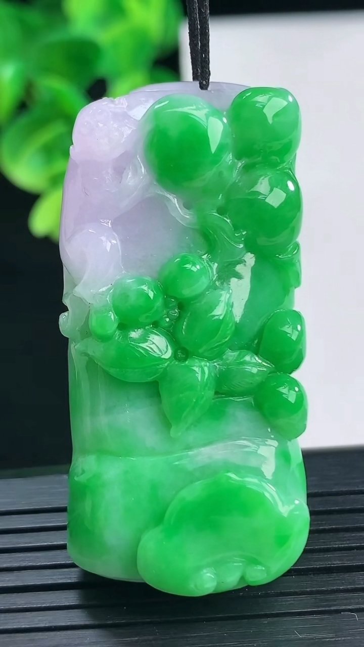 天然A货翡翠节节高升 竹节吊坠尺寸49.7-23.7-14.9重量:38.70g
4月10日