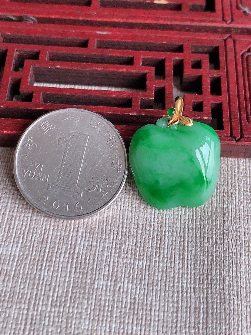 天然A货翡翠18K金扣头飘阳绿苹果吊坠 
尺寸24.3-19.3-20-8.6mm 重量6.35g 0409