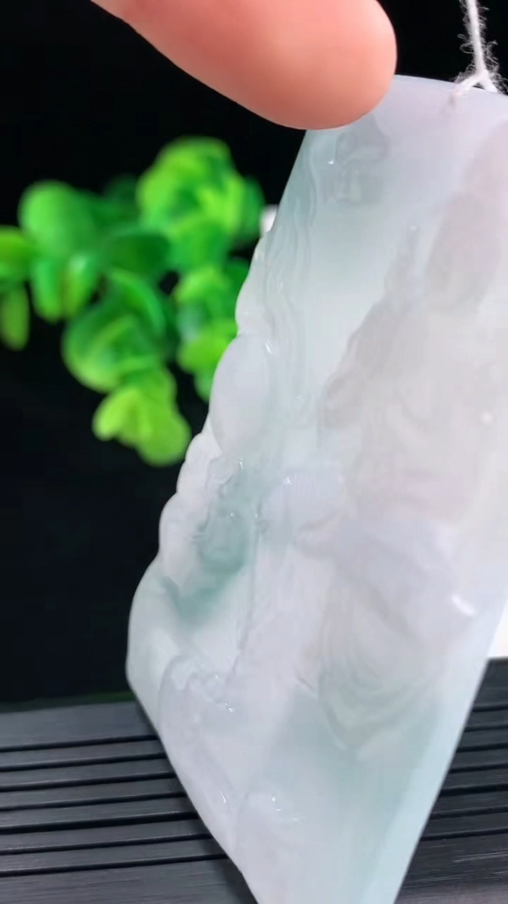 天然A货翡翠飘花观音菩萨吊坠尺寸70.2-45.7-5重量:45.96g
4月10日