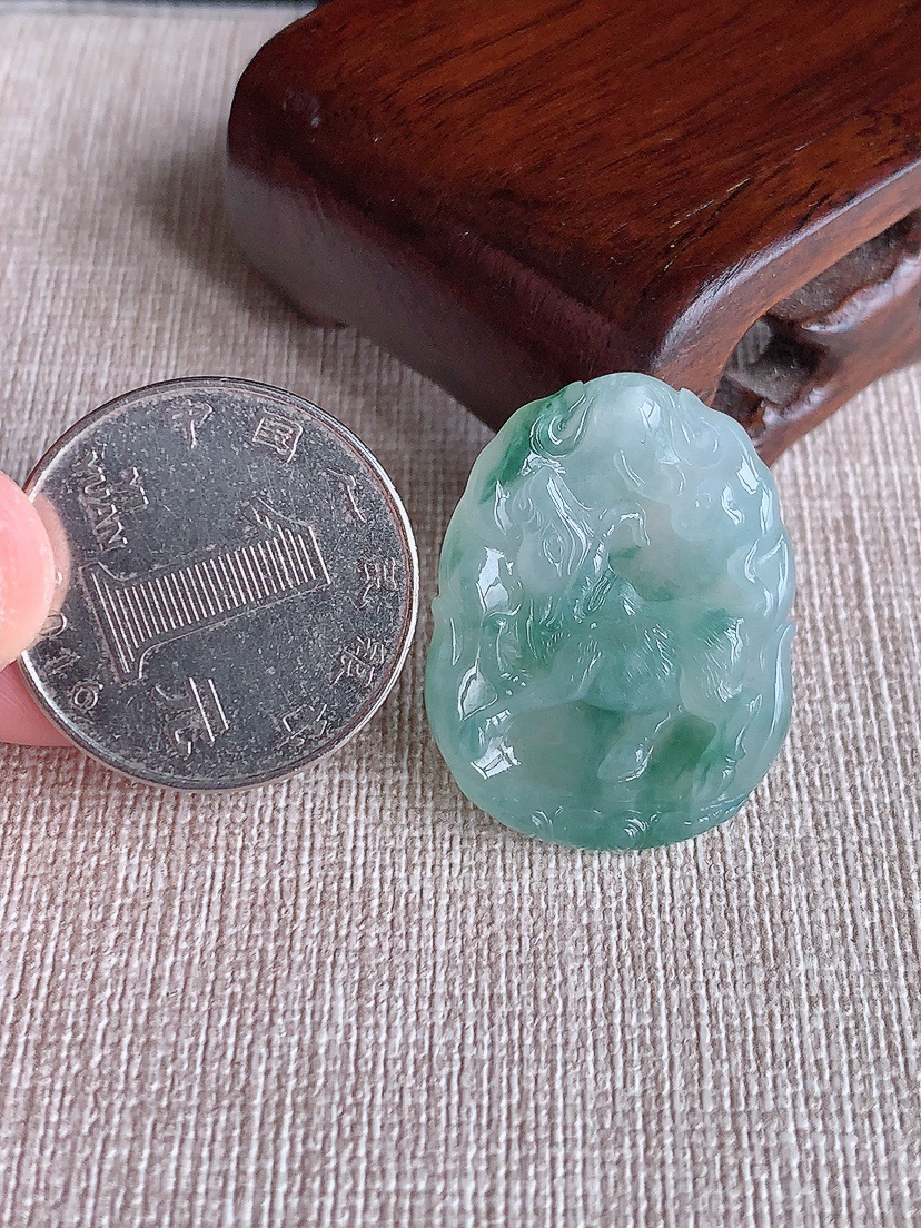 天然A货翡翠飘花生肖牛吊坠 
尺寸29.2-22.2-5.5mm 重量7.55g 0409