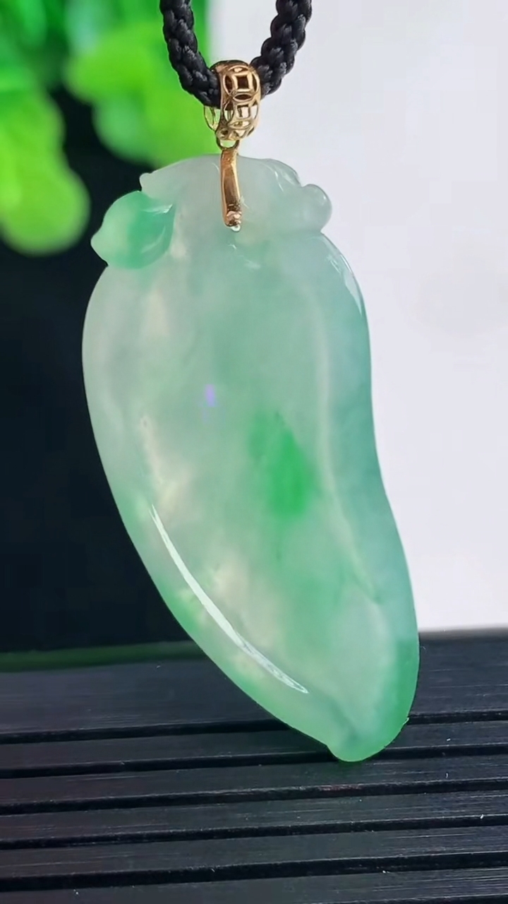 天然A货翡翠福瓜吊坠尺寸36.9-16.6-4.3重量:5.50g
4月10日