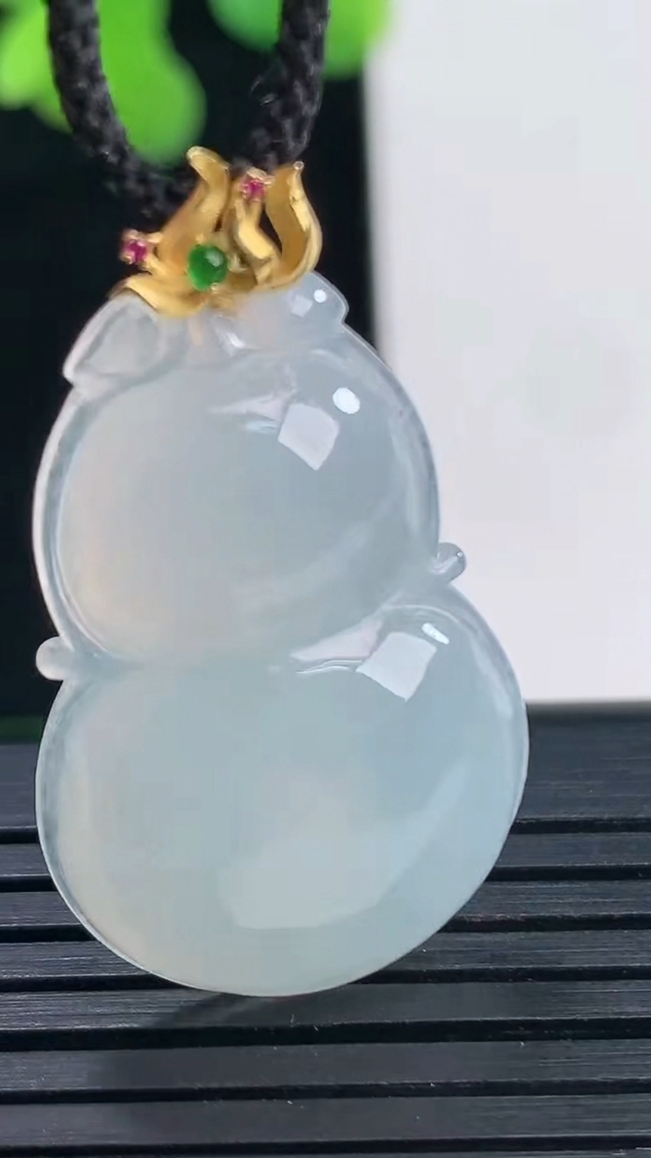 天然A货翡翠葫芦吊坠尺寸34.3-19.6-5.3重量:5.50g
4月10日