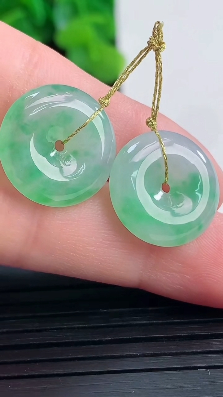 天然A货翡翠平安扣吊坠尺寸15.5-3.7重量:3.84g
4月10日