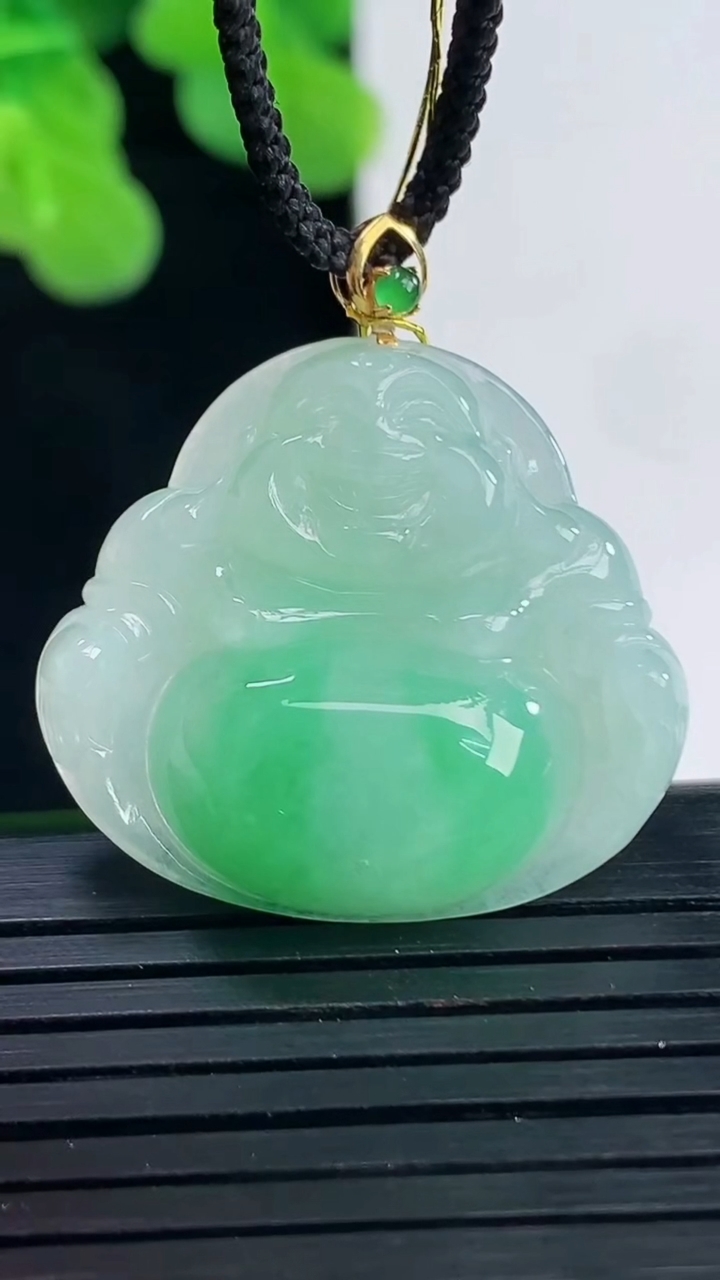 天然A货翡翠佛公吊坠尺寸24.9-27.8-6.1重量:6.77g
4月10日