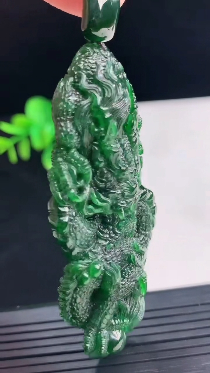 天然A货翡翠龙牌吊坠尺寸71.8-29.4-10.5重量:33.75g
4月10日