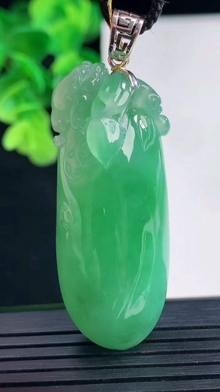 天然A货翡翠福瓜吊坠尺寸48-18.5-13.3重量:23.59g
4月10日