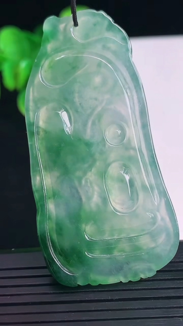 天然A货翡翠种飘花阿弥陀佛吊坠尺寸63.9-28.1-5.3重量:22.92g
4月10日