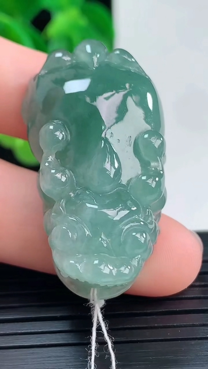 天然A货翡翠貔貅吊坠尺寸35.8-20.4-13.3重量:19.17g
4月10日