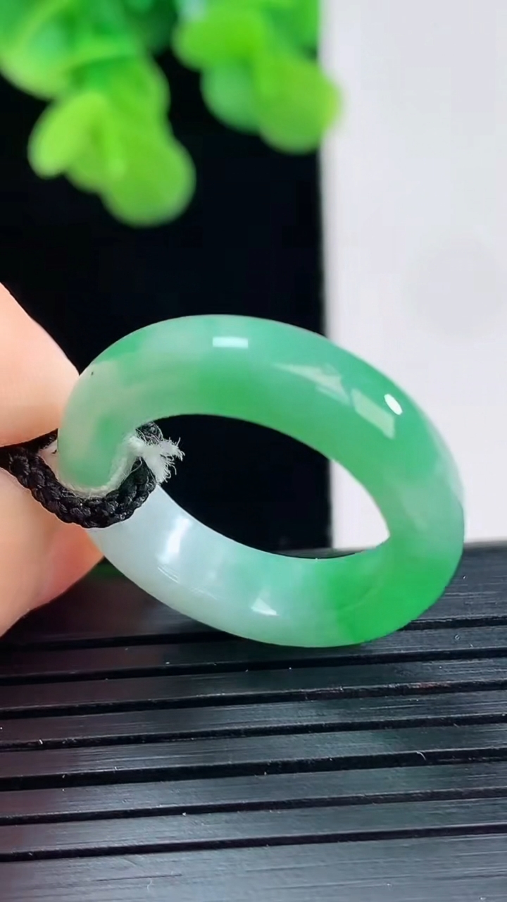 天然A货翡翠指环戒指尺寸17.1-5.6-3.6重量:4.32g2026年4月10日
工厂直销收藏佳品,种好水足，色泽均匀，有种有色，上手高大气！