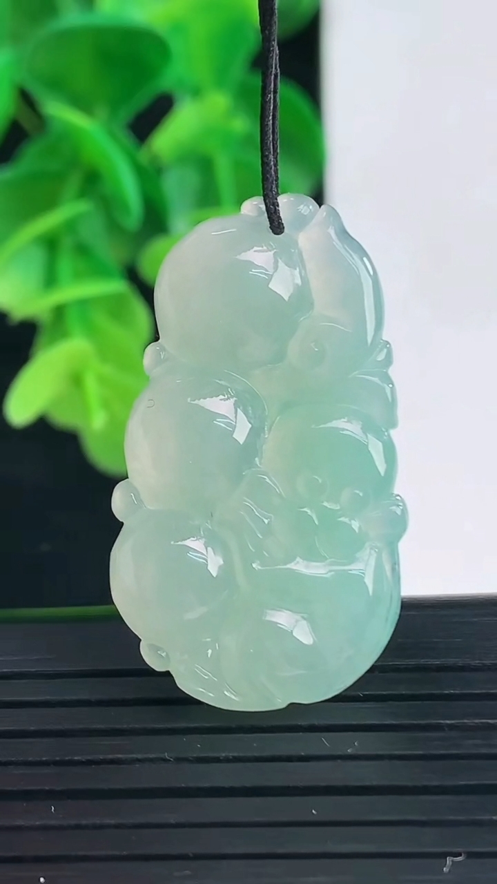 天然A货翡翠生肖猴吊坠尺寸34.4-19.6-5.4重量:7.04g
4月10日