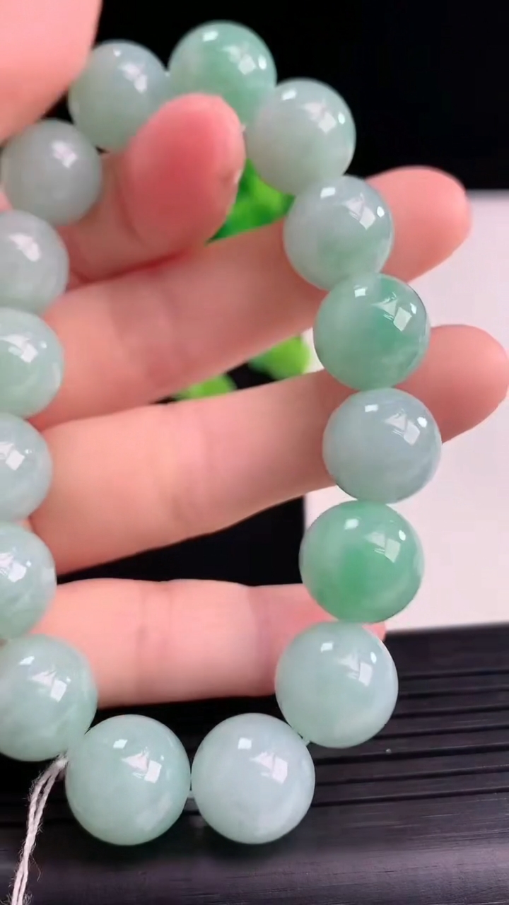 天然A货翡翠圆珠手串尺寸11.7-16颗重量:47.58g4月10日
工厂直销收藏佳品,种好水足，色泽均匀，有种有色，上手高大气！