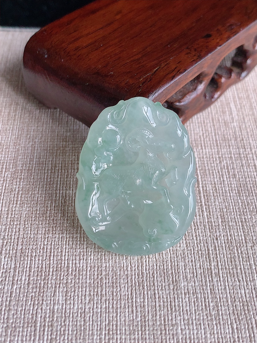 天然A货翡翠晴水飘花生肖羊吊坠 
尺寸36.6-27.8-5.5mm 重量12.18g 0409