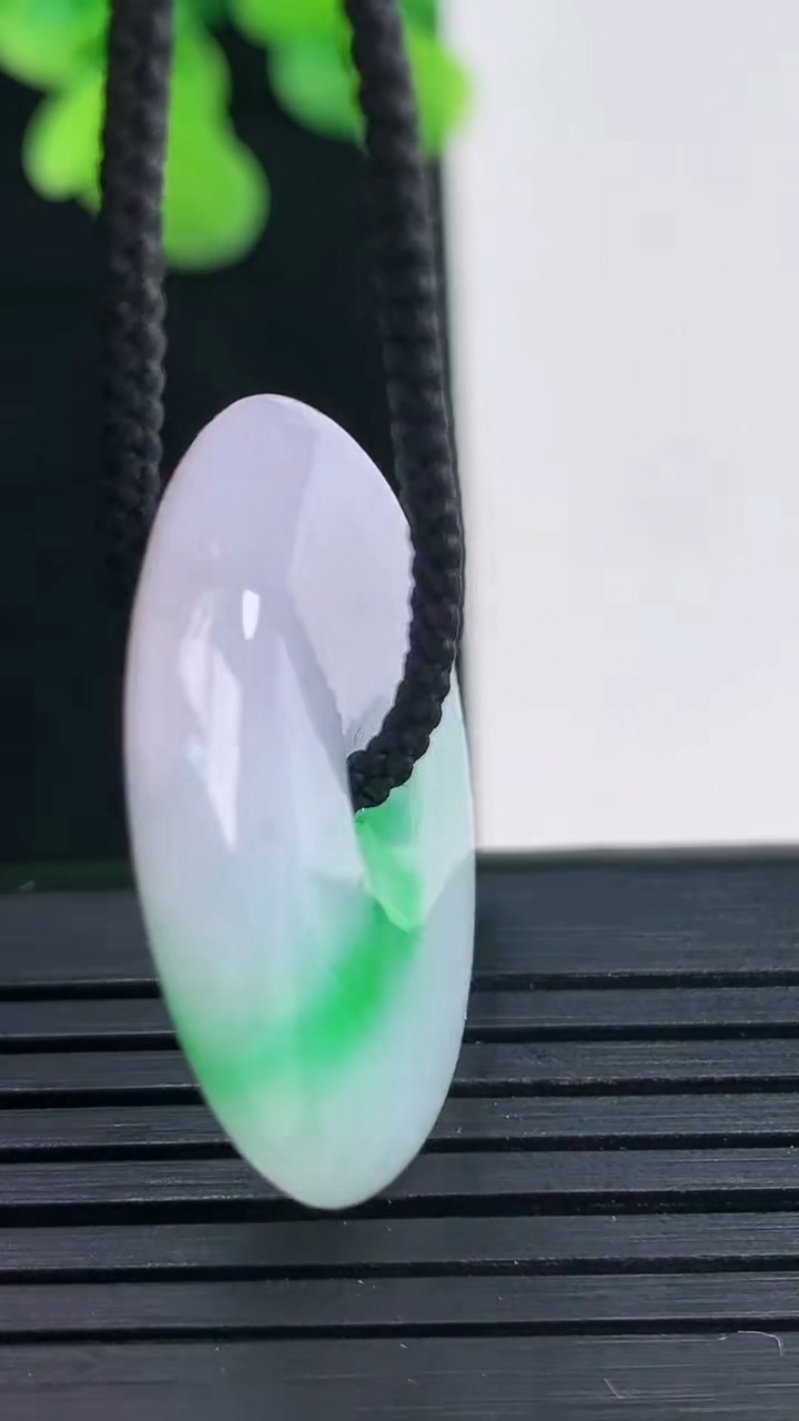 天然A货翡翠平安扣吊坠尺寸28.5-5.8重量:10.21g
4月10日