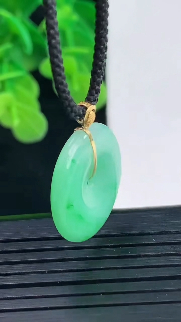 天然A货翡翠平安扣吊坠尺寸19.9-3.5重量:3.49g
4月10日