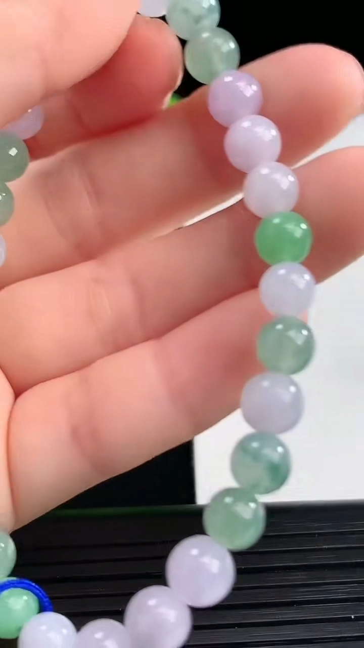 天然A货翡翠双彩圆珠手串尺寸6.2-30颗重量:13.05g4月10日
工厂直销收藏佳品,种好水足，色泽均匀，有种有色，上手高大气！