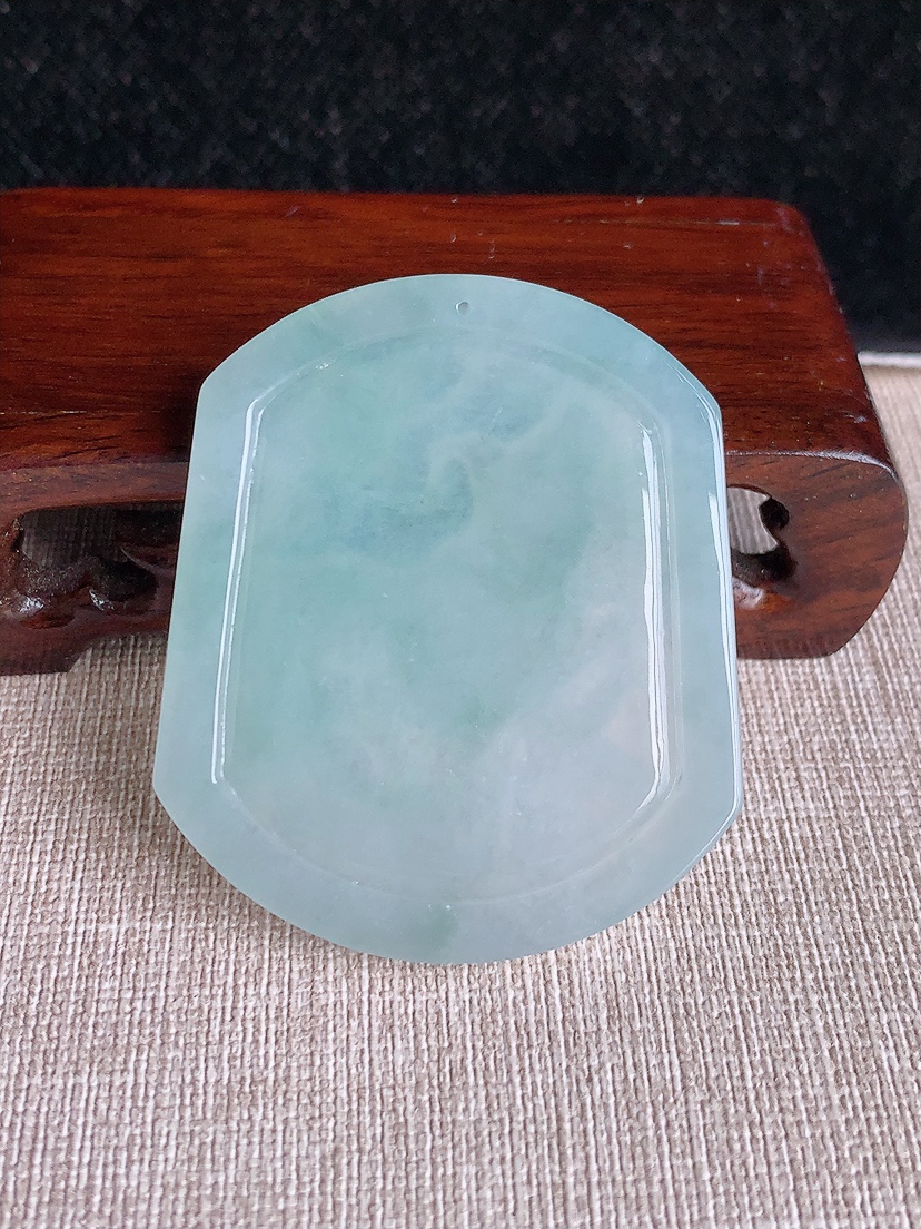 天然A货翡翠晴水生肖牛吊坠 
尺寸53.2-45.3-5.6mm 重量29.16g 0409