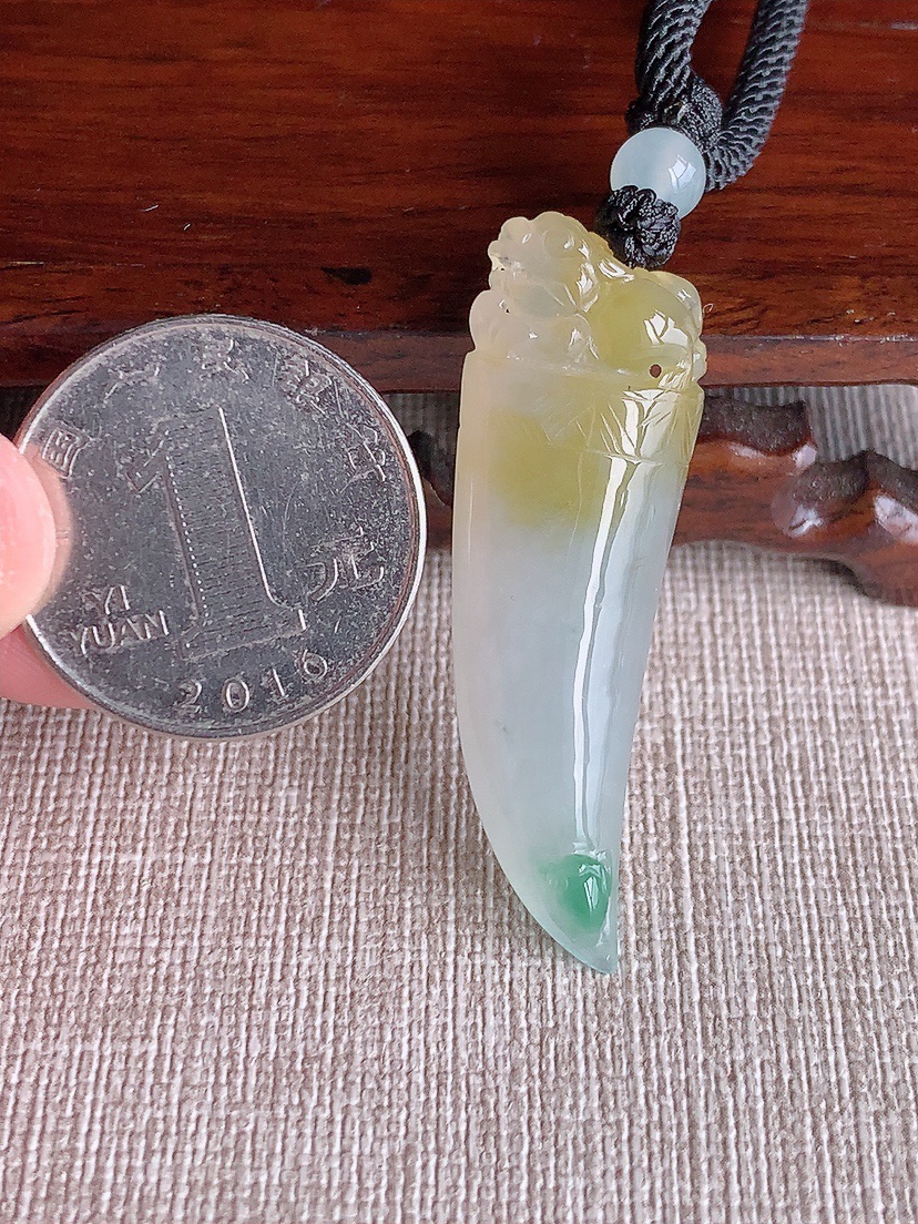 天然A货翡翠黄加绿双彩龙牙招财貔貅吊坠 
尺寸44.5-15-9mm 重量13.05g 0409