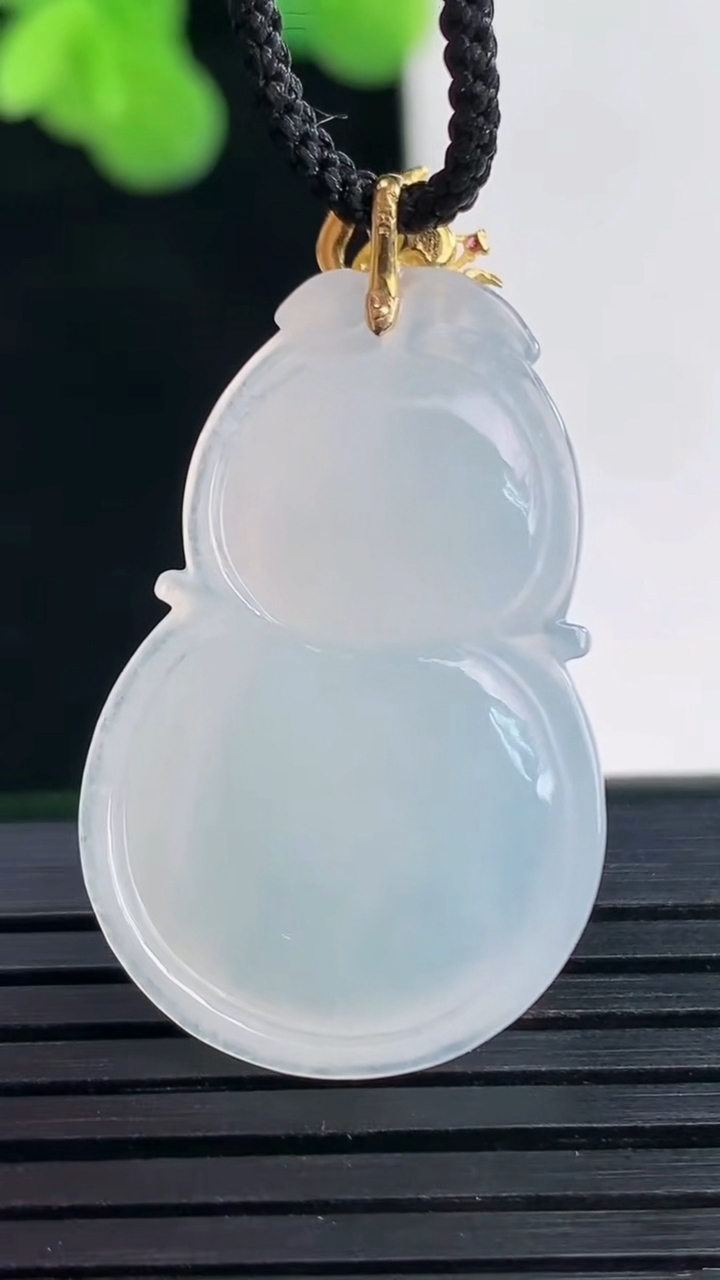 天然A货翡翠葫芦吊坠尺寸34.3-19.6-5.3重量:5.50g
4月10日