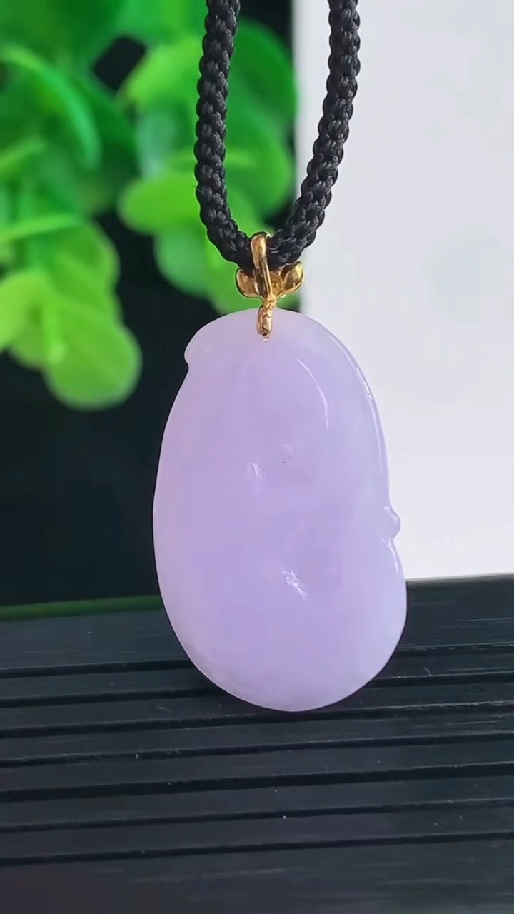 天然A货翡翠18K金紫罗兰如意吊坠尺寸30.8-16.4-3.8重量:3.96g
4月10日