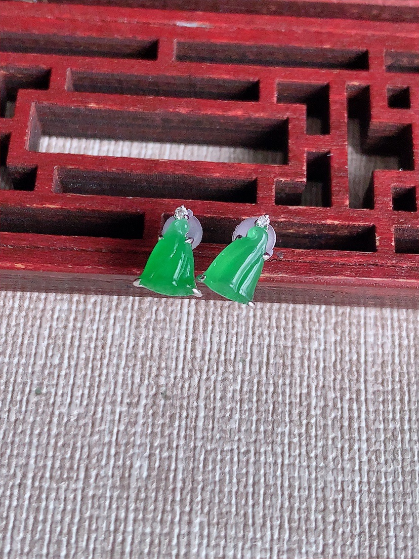 天然A货翡翠18K金镶嵌阳绿莲蓬耳钉 
尺寸7-4.7-2.5mm 重量0.95g 0409