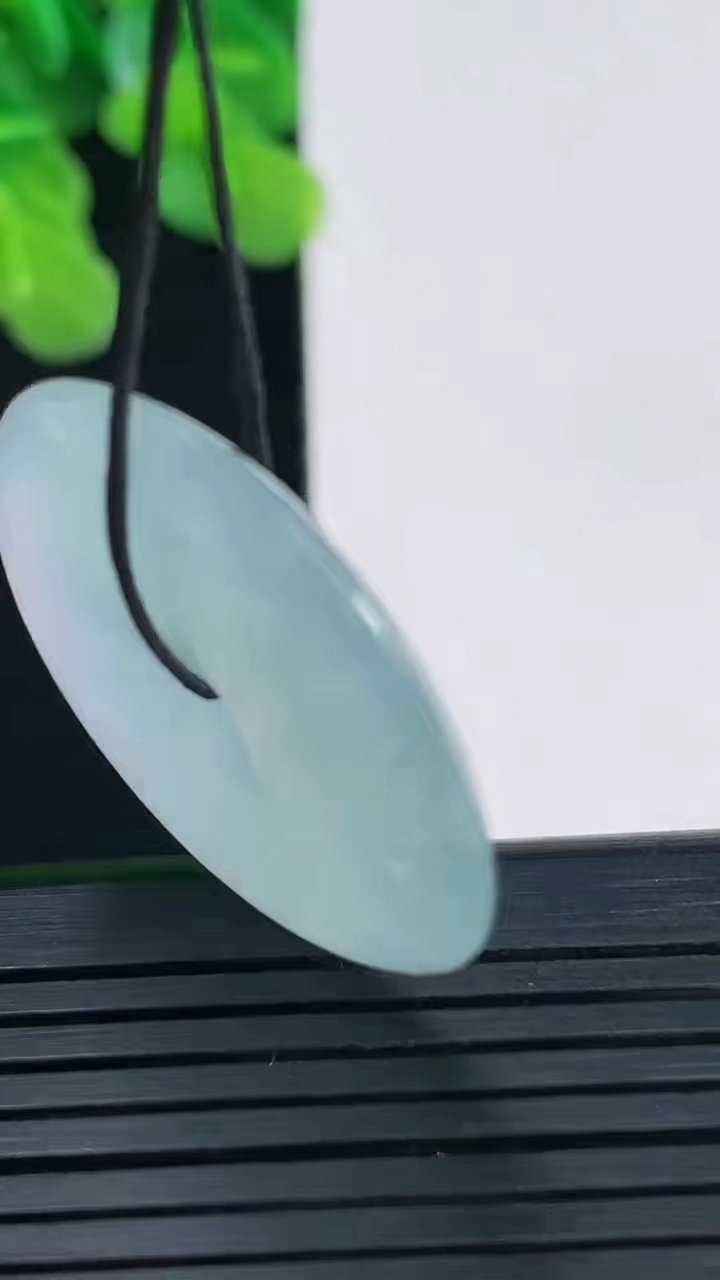 天然A货翡翠种春带彩紫罗兰平安扣吊坠尺寸29.6-5.5重量:10.30g
4月10日