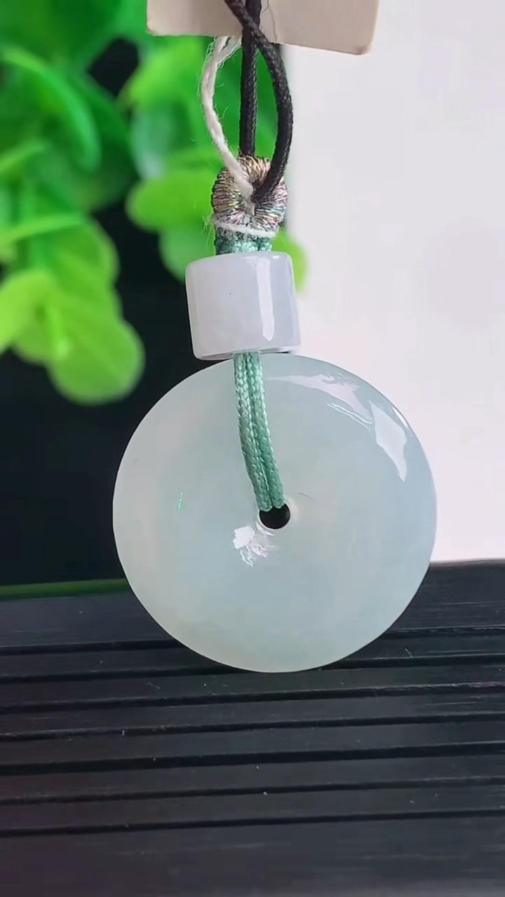 天然A货翡翠平安扣吊坠尺寸21.1-4.5重量:5.33g
4月10日