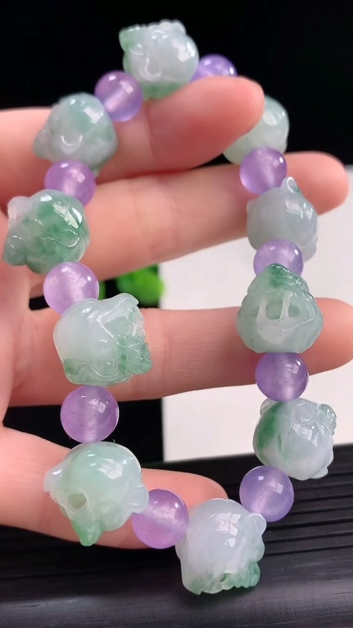 天然A货翡翠飘花狼头手串尺寸12.1-12.9-13.2重量:41.97g4月10日
工厂直销收藏佳品,种好水足，色泽均匀，有种有色，上手高大气！