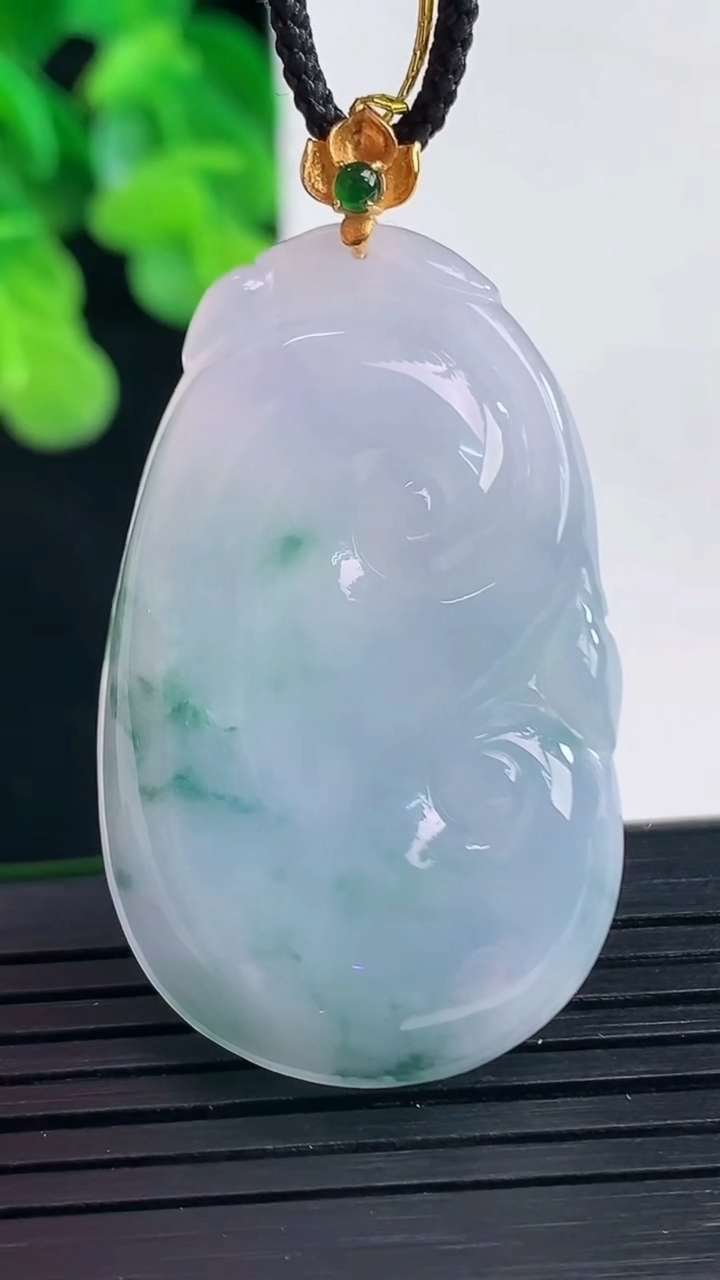 天然A货翡翠18K金紫罗兰飘花如意吊坠尺寸40.4-24.7-5.4重量:11.02g
4月10日