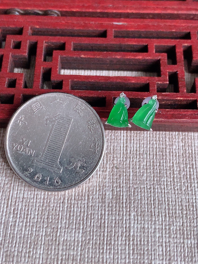 天然A货翡翠18K金镶嵌阳绿莲蓬耳钉 
尺寸7-4.7-2.5mm 重量0.95g 0409