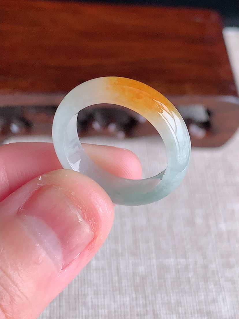 天然A货翡翠飘黄翡飘花素面戒指 
尺寸17.6-6-2.8mm 重量3.04g 0409