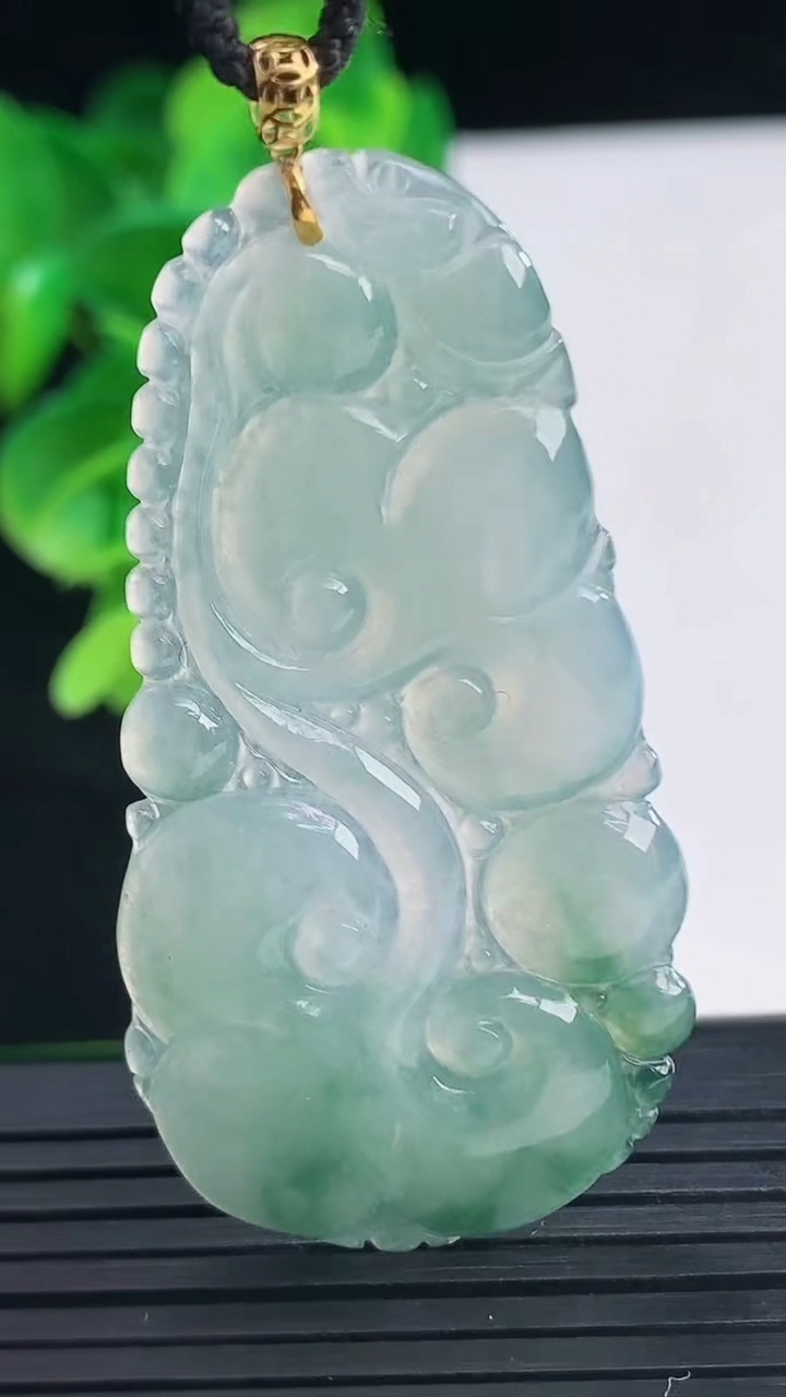 天然A货翡翠18K金飘花如意吊坠尺寸52.8-26.4-2.7重量:7.72g
4月10日