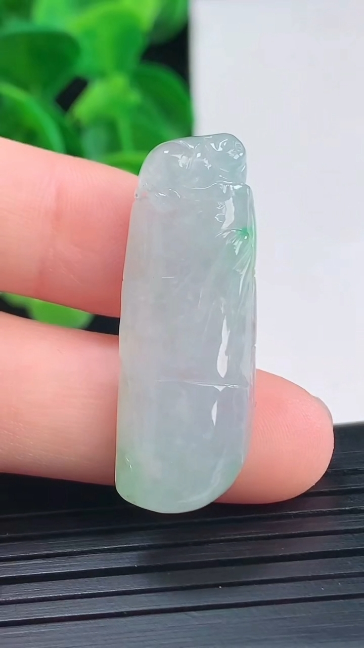 天然A货翡翠节节高升 竹节吊坠尺寸34.4-12.5-6.1重量:6.36g
4月10日