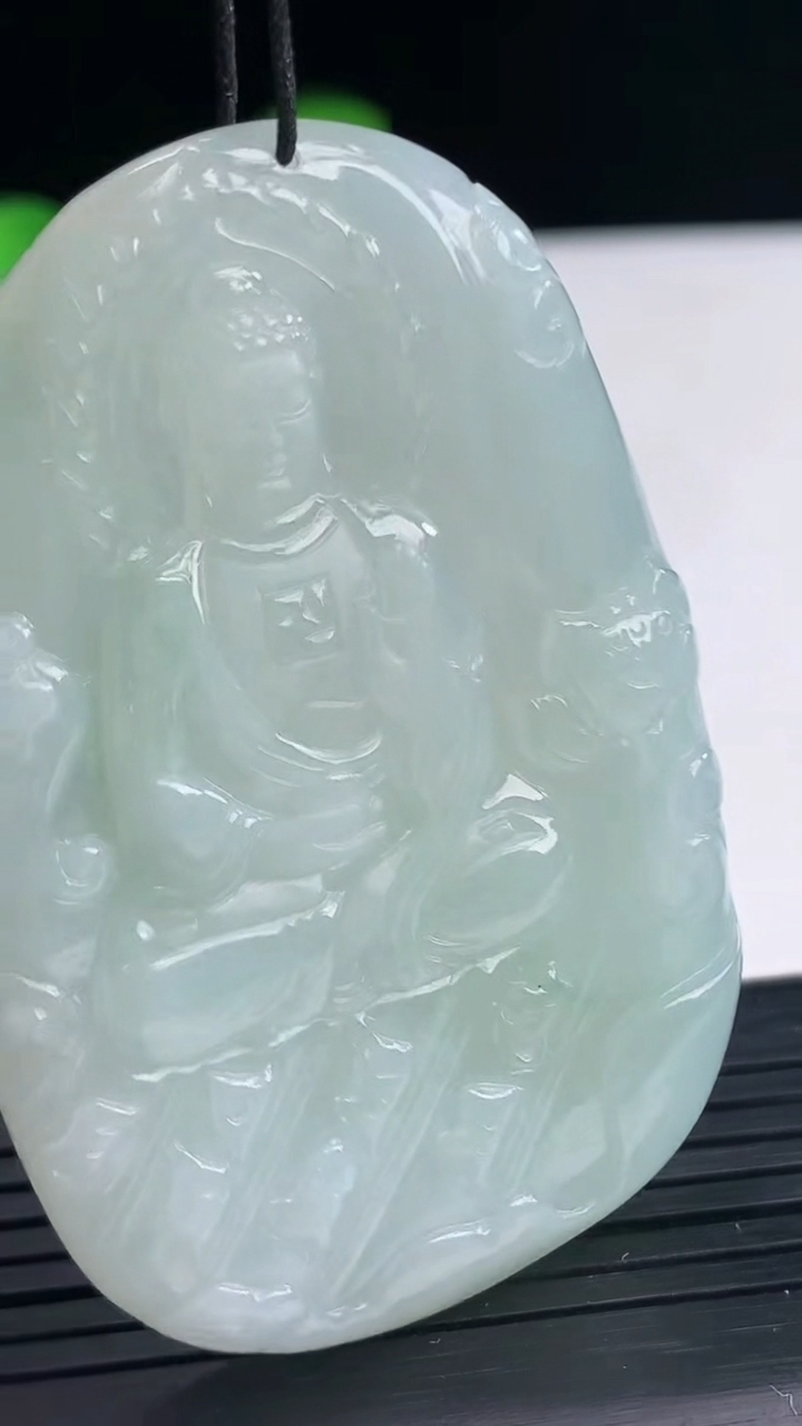 天然A货翡翠飘花阿弥陀佛吊坠尺寸60-39.3-6.2重量:35.34g
4月10日