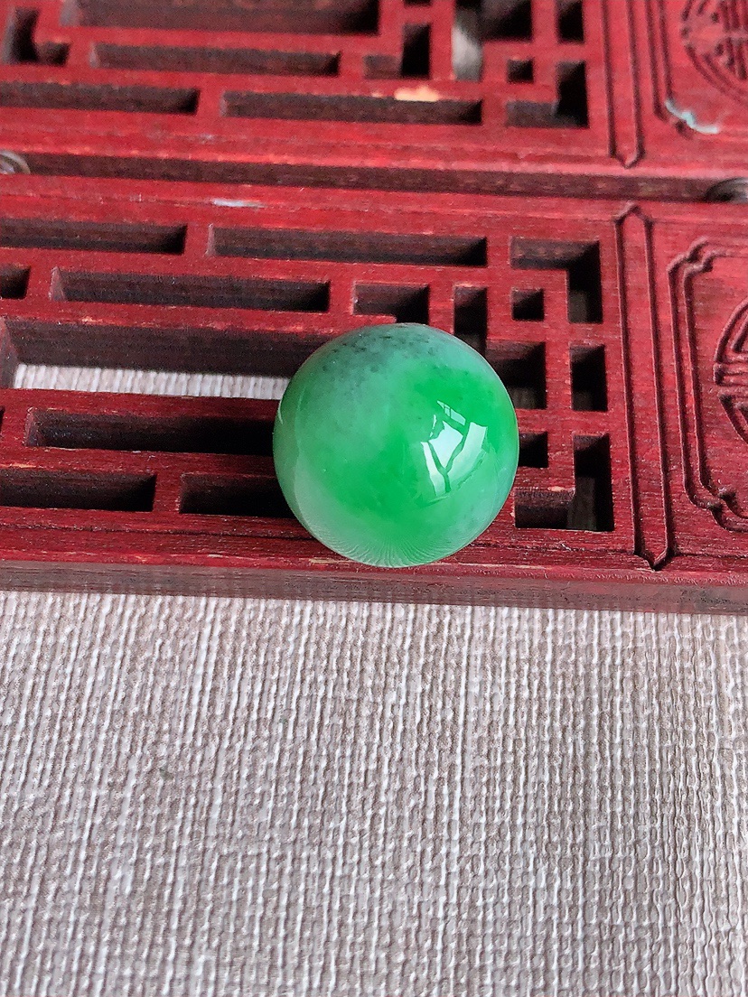 天然A货翡翠飘绿圆珠转运珠吊坠 
尺寸16mm 重量7.50g 0409