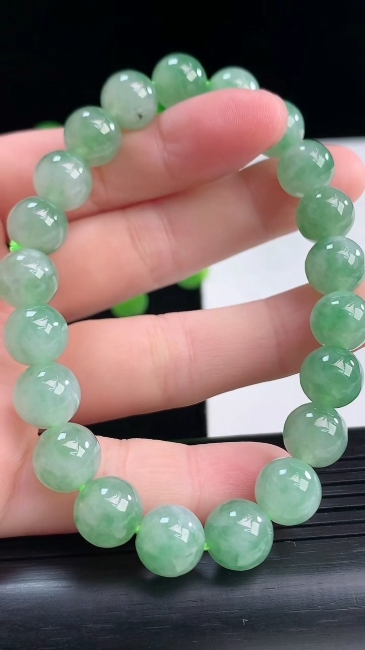 天然A货翡翠圆珠手串尺寸9-21颗重量:28.85g4月10日
工厂直销收藏佳品,种好水足，色泽均匀，有种有色，上手高大气！