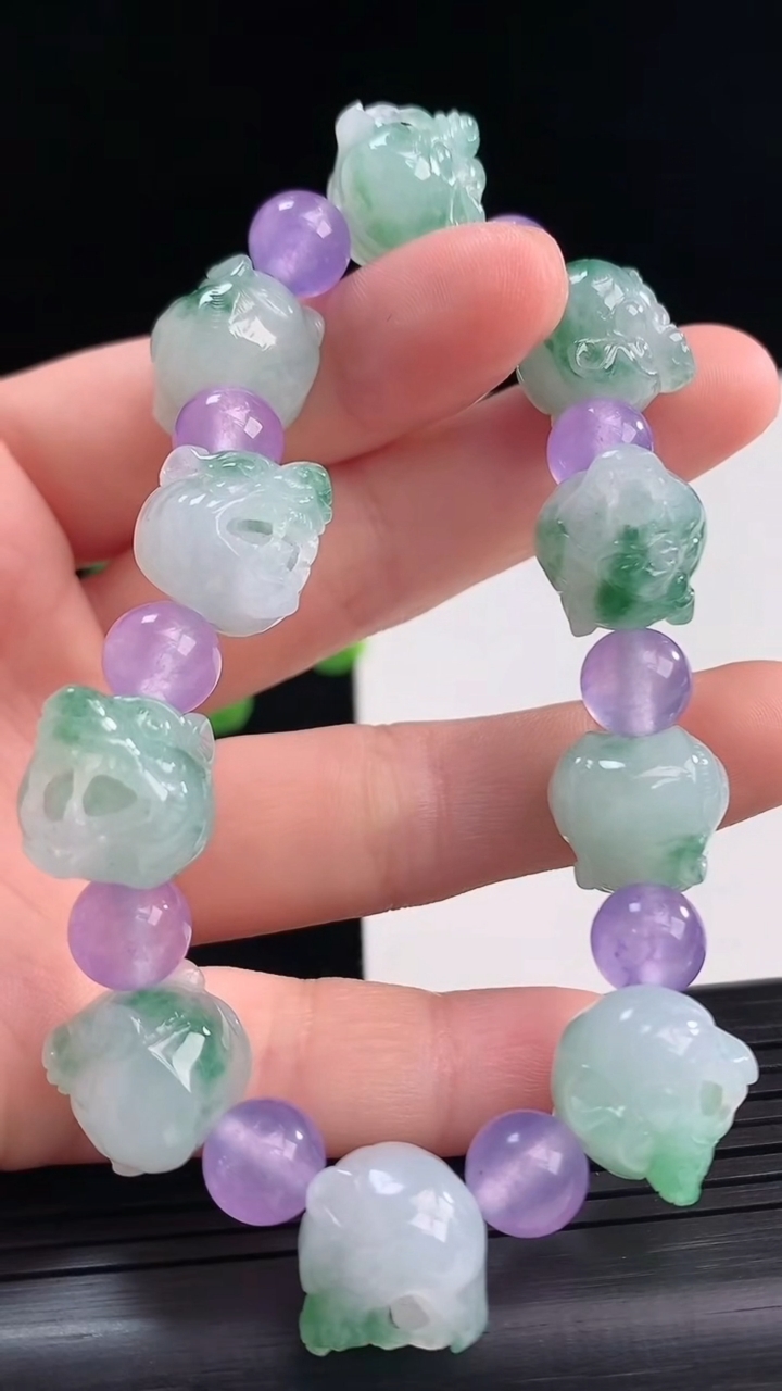 天然A货翡翠飘花狼头手串尺寸12.1-12.9-13.2重量:41.97g4月10日
工厂直销收藏佳品,种好水足，色泽均匀，有种有色，上手高大气！