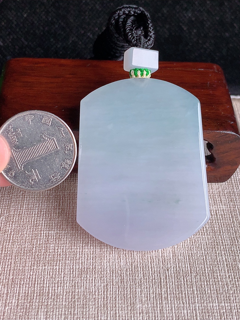 天然A货翡翠飘花无事牌吊坠 
尺寸54-41.2-5.8mm 重量42.34g 0409