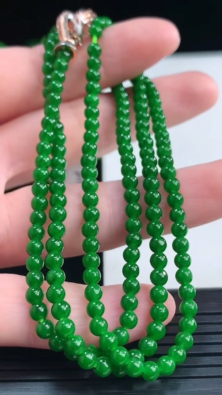 天然A货翡翠小米珠项链尺寸3.7-3.5-165颗重量:13.57g4月10日
工厂直销收藏佳品,种好水足，色泽均匀，有种有色，上手高大气！